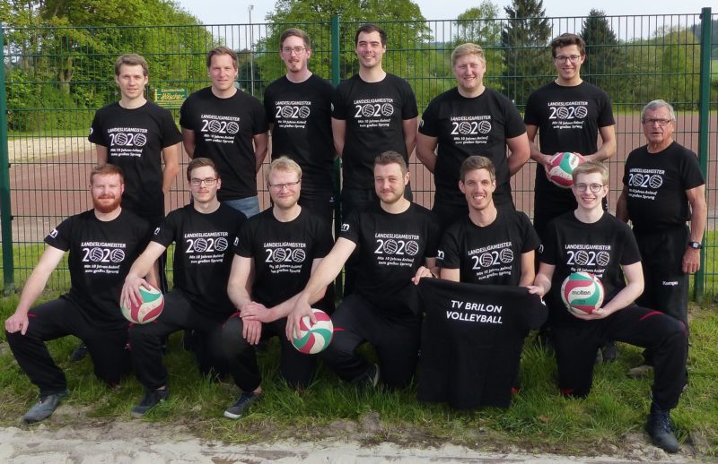 Volleyball Herren stolz mit neuem Shirt